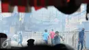 Warga Kampung Pulo menyerang Petugas saat penggusuran Kampung Pulo, Jakarta, Kamis (20/8/2015). Penggusuran pemukiman Kampung Pulo dilakukan oleh 2.200 personel gabungan untuk normalisasi Sungai Ciliwung. (Liputan6.com/Herman Zakharia)