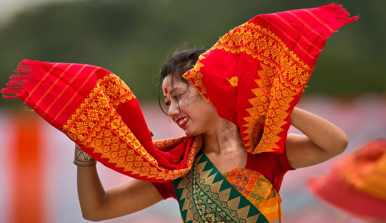 Seorang gadis suku Bodo India melakukan tarian kupu-kupu selama perayaan Hari Kemerdekaan India di Gauhati, India, (15/8). India merdeka dari kolonialis Inggris pada tahun 1947. (AP Photo / Anupam Nath)