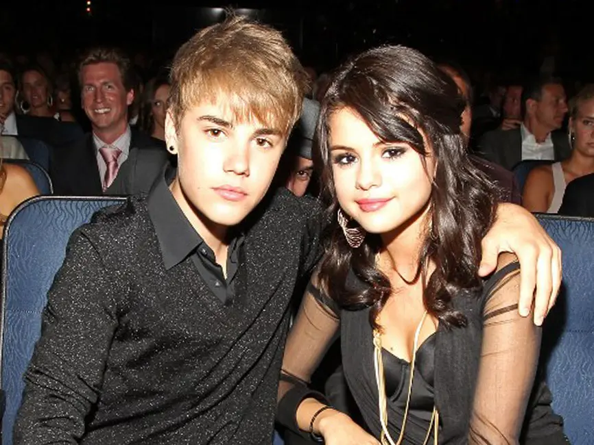 Kedekatan Selena Gomez dan The Weeknd yang tersiar beberapa waktu lalu nampaknya tak membuat Justin Bieber bahagia. Mendengar Justin berkomentar tak enak soal musik baru The Weeknd, Selena meminta restu Justin. (AFP/Bintang.com)