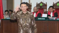 Terdakwa Basuki Tjahaja Purnama atau Ahok sesaat sebelum menjalani sidang lanjutan di Auditorium Kementerian Pertanian, Jakarta Selatan, Selasa (7/3). Pada sidang ke-13, tiga saksi meringankan dari pihak Ahok dihadirkan. (Liputan6.com/Pool/Unank Ramdani) 