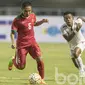 Pemain Timnas U-22 Indonesia, Evan Dimas berusaha melewati hadangan pemain Myanmar pada laga uji coba di Stadion Pakansari, Selasa (21/3/2017). Indonesia kalah 1-3 dari Myanmar. (Bola.com/Vitalis Yogi Trisna)