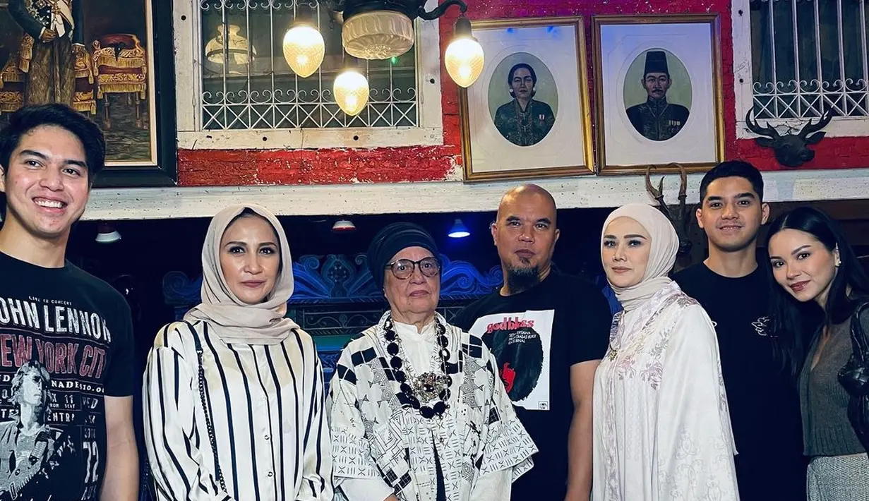 Joyche Kohler baru saja merayakan ulang tahunnya yang ke-78. Momen pertambahan usianya ini dirayakan bersama sang cucu bersama calon istrinya, Alyssa Daguise. [@alghazali7].