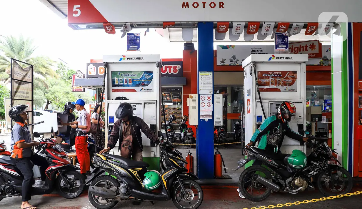 Pengendara motor melakukan pengisian baham bakar minyak (BBM) di SPBU, Jakarta, Rabu (5/2/2020). Kesiapan program tersebut didukung oleh komitmen bersama dari 70 Bupati terhadap perizinan pembangunan BBM Satu Harga di wilayah masing-masing. (Liputan6.com/Angga Yuniar)