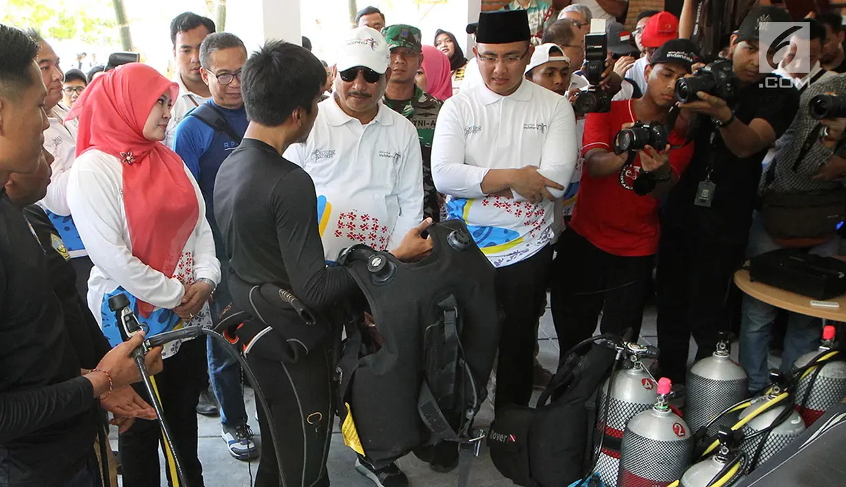 Menteri Pariwisata, Arief Yahya berbincang dengan para penyelam pada Festival Pesona Tanjung Lesung di Pandeglang, Banten (28/9). Festival yang mengusung Sport and Adventure digelar pada 28-30 September. (Liputan6.com/HO/Nick)