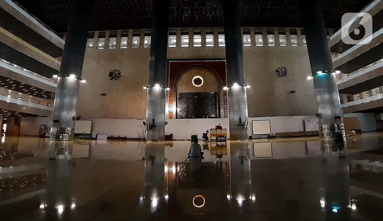 Pekerja proyek revitalisasi usai melaksanakan salat di Masjid Istiqlal, Jakarta, Jumat (24/4/2020). Guna mencegah penularan dan penyebaran virus Covid-19, pihak pengelola Masjid Istiqlal Jakarta meniadakan sementara seluruh rangkaian kegiatan ibadah Ramadan. (Liputan6.com/Helmi Fithriansyah)