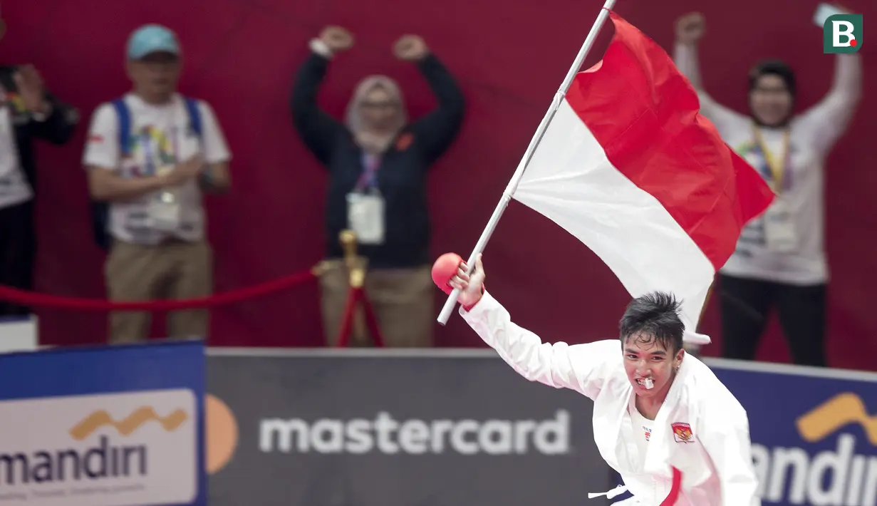 Karateka Indonesia, Rifki Ardiansyah Arrosyiid, melakukan selebrasi usai beraksi pada Asian Games di JCC Senayan, Jakarta, Minggu (26/8/2018). Rifki berhasil medapat medali emas di nomor kumite 60 kilogram. (Bola.com/Peksi Cahyo)