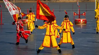 Seniman Tiongkok yang mengenakan kostum tradisional melakukan permainan es pada hari kedua perayaan Tahun Baru Imlek di danau beku di Taman Yuanmingyuan, Beijing, China, Senin (23/1/2023). Tahun Baru Imlek adalah hari libur tahunan terpenting di China. (AP Photo/Andy Wong)