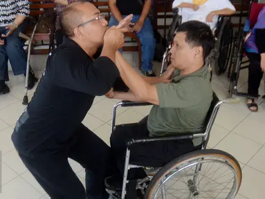 Seorang Penyandang  Cacat saat berlatih bela diri praktis di YPAC, Jakarta, Sabtu (6/8). Bela diri Praktis ini di harapkan mampu untuk menjaga diri khususnya penyandang cacat dari segala bentuk serangan dan ancaman kejahatan. (Liputan6.com/Johan Tallo)
