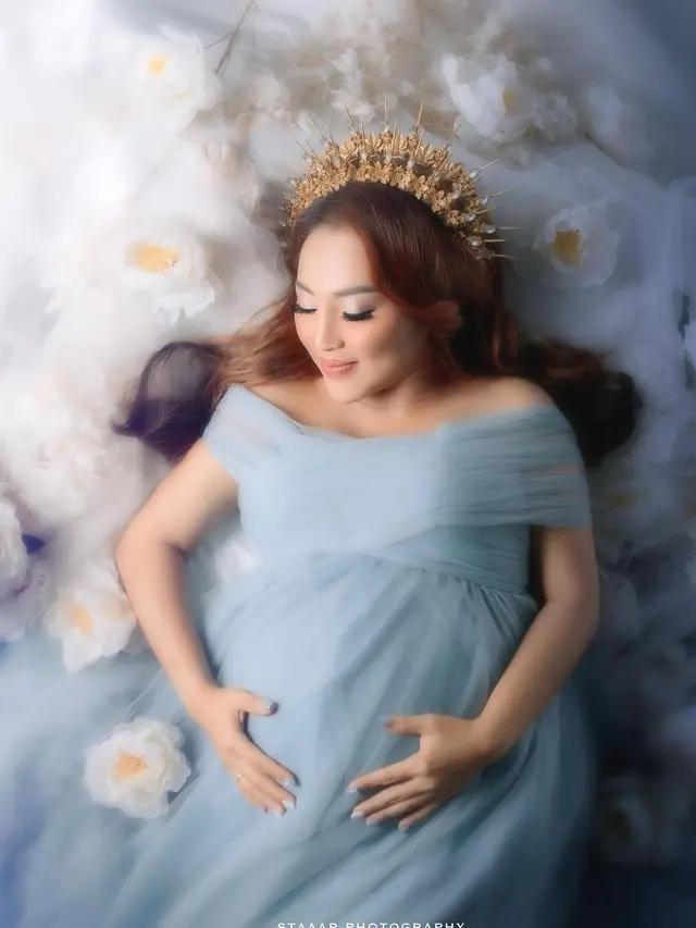 6 Gaya Maternity Shoot Mpok Alpa yang Hamil Anak Kembar, Penampilan Bikin Pangling