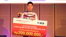 Kevin Sanjaya menerima penghargaan dari Djarum Foundation atas prestasi gemilang pada ajang All England 2018 di  Grand Indonesia, Jakarta (28/3/2018). Kevin menerima deposito sebesar Rp 200 juta. (Bola.com/Nick Hanoatubun)