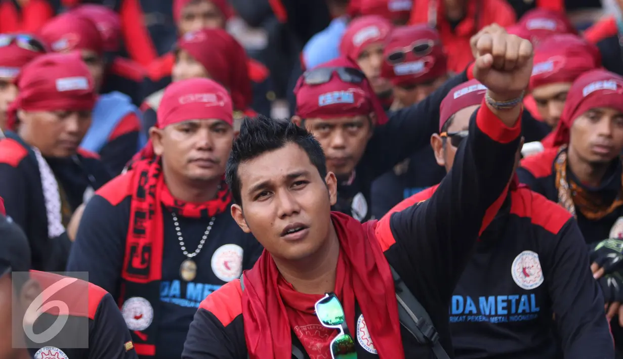 Buruh saat berorasi di Tugu Proklamasi, Jakarta, Jumat (20/11). Dalam aksinya, para buruh menuntut pencabutan Peraturan Presiden (PP) No.78 Tahun 2015 tentang pengupahan, tolak formula upah minimum. (Liputan6.com/Immanuel Antonius)