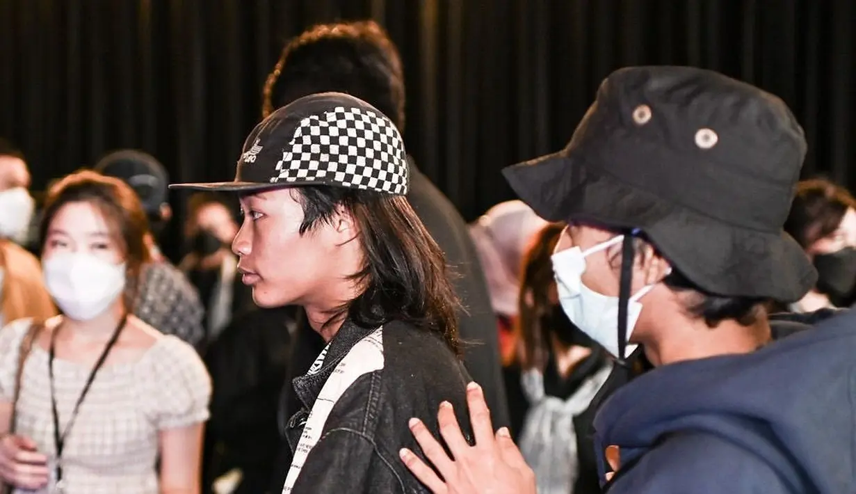 Akun Instagram Jakarta Fashion and Food Festival 2022 mengunggah tiga foto Bonge Citayam dalam beragam pose. Salah satunya, dari arah samping bersama sejumlah penampil. “Guess who’s here. Yup! It was @bonge.citayam ‘s runway debut at Day-4 of JF3 Fashion Festival 2022 (Tebak siapa yang datang. Ya, Bonge Citayam debut di catwalk hari keempat JF3 Fashion Festival 2022)!” akun tersebut mengabarkan. (Foto: Dok. Instagram @jfff_info)