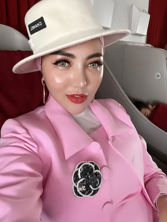 Tak hanya itu, Bella Shofie tampak begitu cantik dnegan busana semi formal serba merah muda ini. Dengan makeup yang cukup tebal, penampilannya semakin chic dengan topi. (Liputan6.com/IG/@bellashofie_rigan)