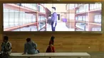 Pengunjung berada di Perpustakaan Nasional di Jakarta, Kamis (14/9). Fasilitas layanan Perpusnas dilengkapi pusat data koleksi dengan Teknologi Tier3 dan telelift (sistem transportasi buku secara otomatis). (Liputan6.com/Angga Yuniar)