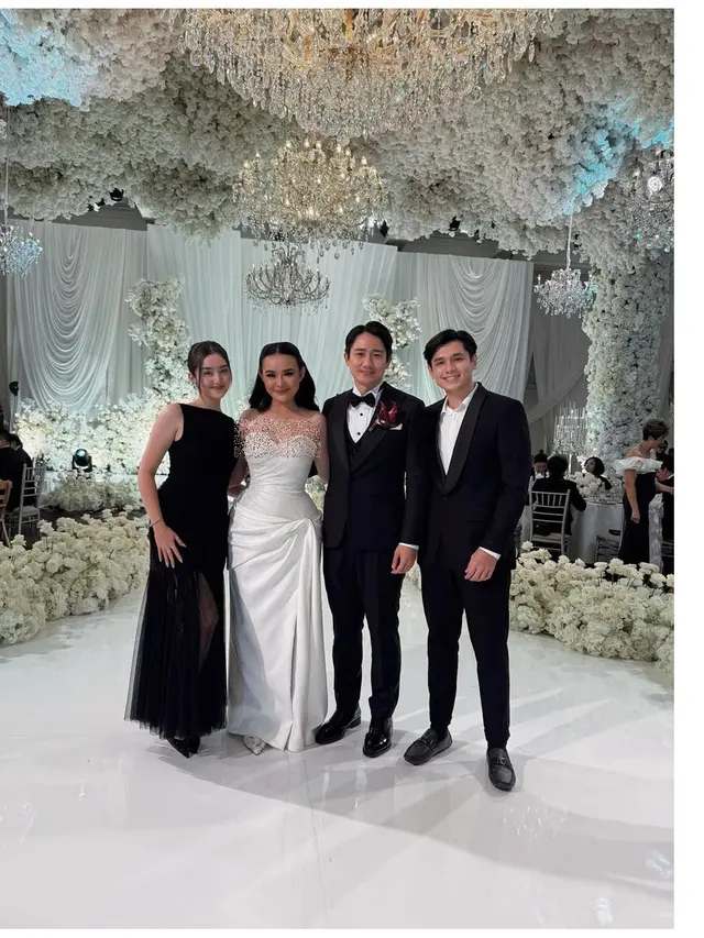 8 Potret Tamu Artis di Pernikahan Amanda Manopo dan Kenny Austin yang Digelar Privat