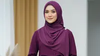 8 Model Gamis Syar’i Warna Gelap Tapi Tetap Bikin Wajah Cerah di 2025, Jangan Salah Pilih