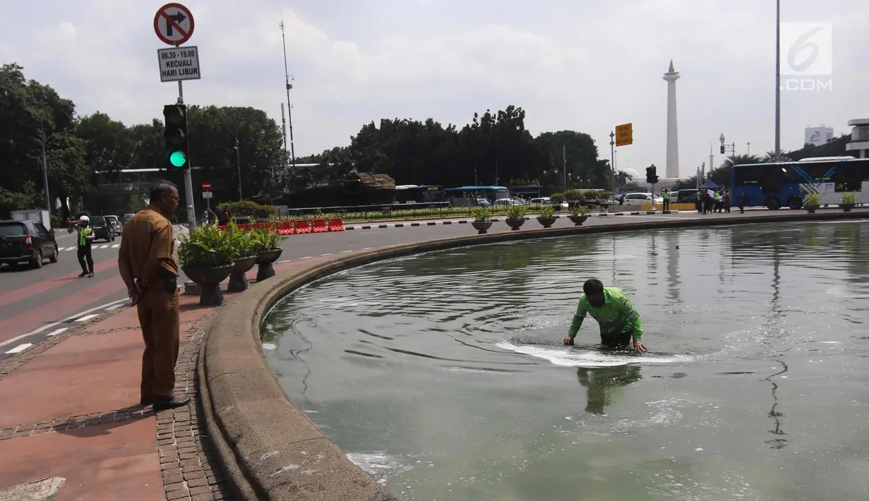 Petugas membersihkan busa yang mencemari kolam air mancur di bundaran patung kuda, Jakarta, Rabu (28/3). Kegiatan tersebut rutin dilakukan setiap busa-busa muncul di genangan air mancur. (Liputan6.com/Arya Manggala)