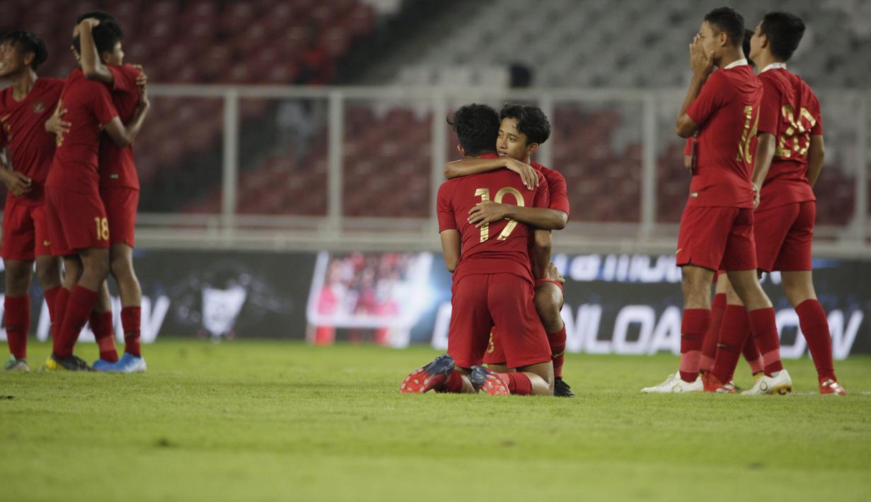 Pemain Timnas Indonesia U-16, Faizal Shaifullah, memeluk Ahmad Athallah usai melawan China pada Kualifikasi Piala AFC U-16 2020 di SUGBK, Jakarta, Minggu (22/9). Kedua negara bermain imbang 0-0. (Bola.com/Vitalis Yogi Trisna)