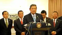 Presiden SBY didampingi sejumlah menteri dan delegasi setibanya di Bandara Halim Perdana kusuma Jakarta. (Antara)
