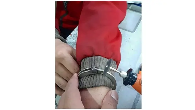 Kunci Karatan dan Patah, Pria Ini Panik Datangi Damkar Usai Bermain Borgol