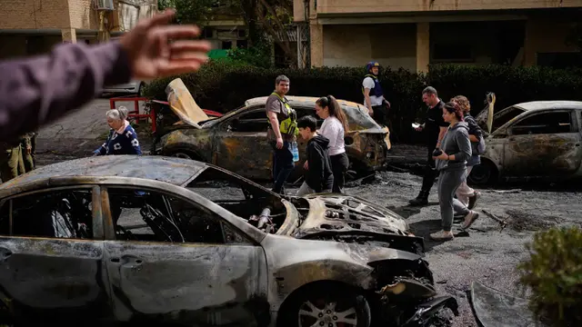 Serangan Rudal Iran Hantam Petah Tikva Israel Tengah, Sejumlah Kendaraan Hangus Terbakar