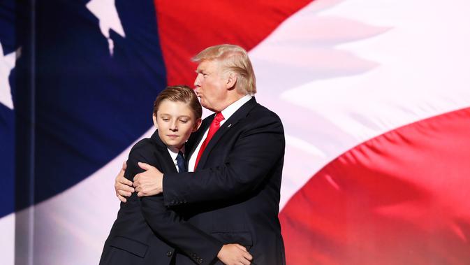 Donald Trump memeluk Barron sesaat setelah pidato konvensi Partai Republik pada 21 Juli 2016. (JOHN MOORE / AFP)