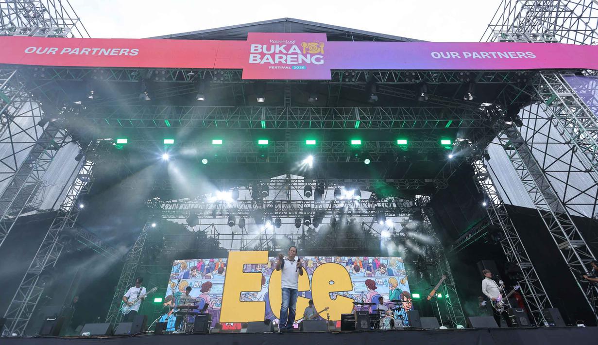 Panggung KapanLagi Buka Bareng (KLBB) Festival 2026 hari kedua semakin meriah dengan kehadiran grup band Wali. Tampak dalam foto, vokalis grup band Wali, Faank, saat tampil pada hari kedua gelaran KapanLagi Buka Bareng (KLBB) Festival 2026 di Stadion Madya, Kompleks Gelora Bung Karno, Senayan, Jakarta, Minggu 1 Maret 2026. (Dok/Kapanlagi Youniverse)