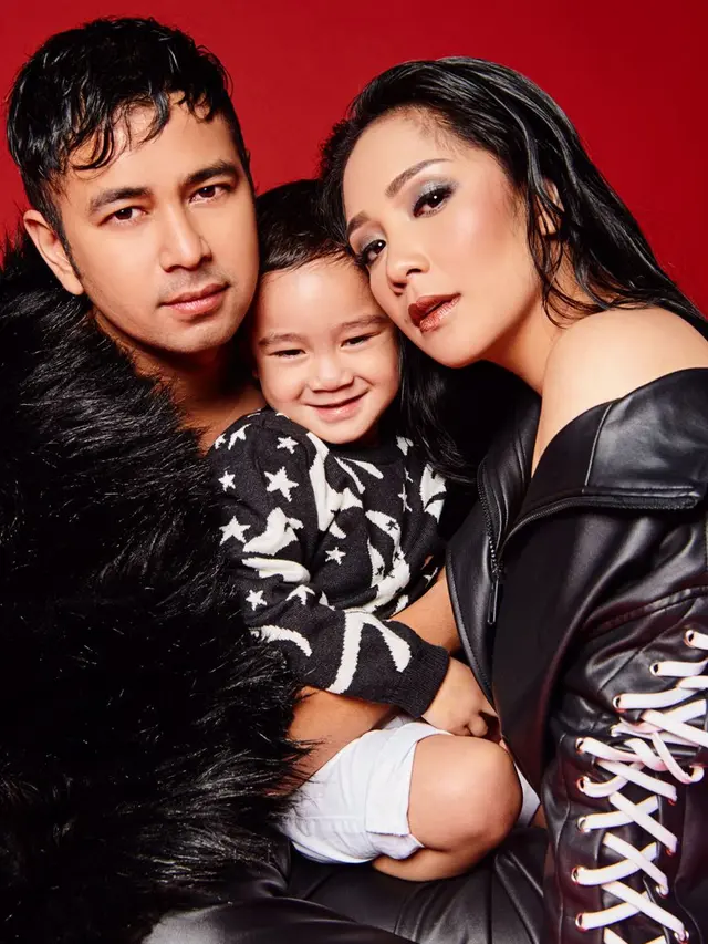 [Bintang] Bikin Pangling, Gaya Edgy Raffi Ahmad-Nagita Slavina Ini Couple Goals Banget!