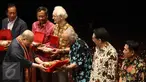Ketua Museum Rekor Indonesia Jaya Suprana memberikan penghargaan kepada beberapa tamu undangan saat perayaan HUT MURI ke 26 di Gedung Kesenian Jakarta, Kamis (28/1/2016). (Liputan6.com/Yoppy Renato)