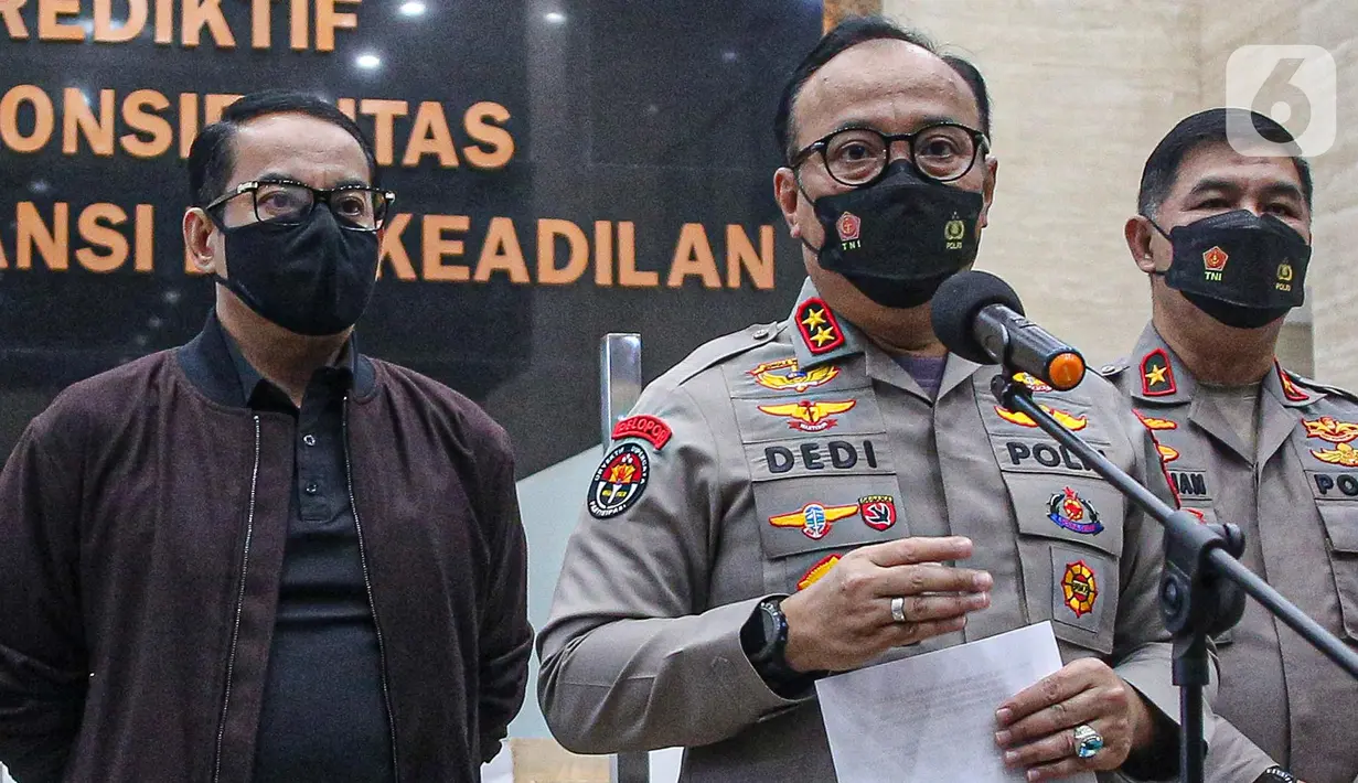 Kepala Divisi Humas Polri, Irjen Pol Dedi Prasetyo (kanan) bersama Dirtipidum Bareskrim Polri Brigjen Andi Rian Djajadi memberikan keterangan dalam konferensi pers, di Mabes Polri, Jakarta, Rabu (3/8/2022). Polisi menetapkan ajudan Kadiv Propam Polri nonaktif Irjen Pol Ferdy Sambo, Bharada E sebagai tersangka terkait kasus kematian Brigadir J. (FOTO: Dok. Istimewa)