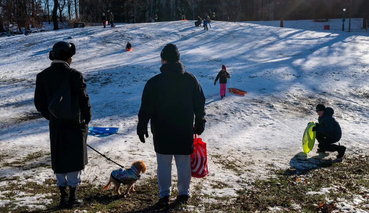 Kota New York dilapisi sekitar 3 inci salju selama seminggu terakhir. (SPENCER PLATT/GETTY IMAGES NORTH AMERICA/Getty Images via AFP)
