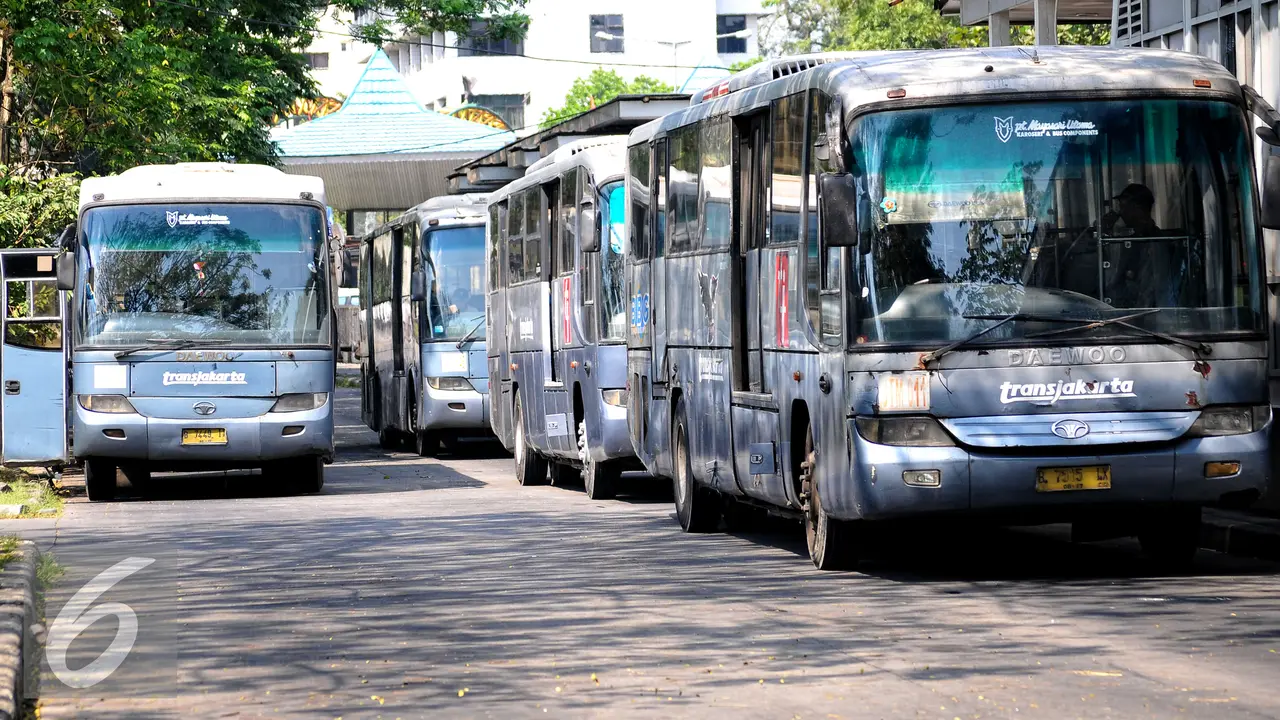 20150630-Kondisi-Bus-Transjakarta-Koridor-Karet-Ragunan-Jakarta1