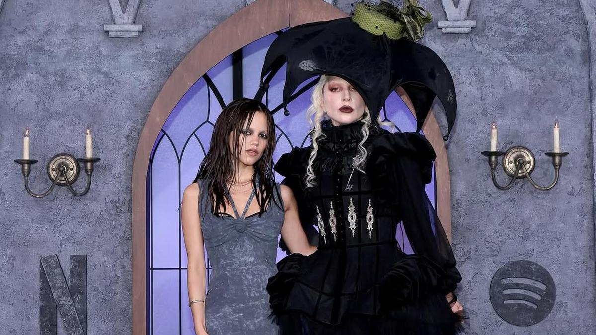 Adu Gaya Gothic Core, Jenna Ortega Sulap Kaus Jadi Couture Vs Lady Gaga bak Penyihir Glamor di Premiere Film Wednesday Season 2