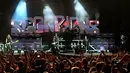 Scorpions dengan vokalis Klaus Meine, gitaris Rudolf Schenker, Matthias Jabs dan basis Pawel Maciwoda saat tampil dalam konser di Stadion Tsirion Limassol, Siprus, Selasa (12/7/2022). Konser Grup Band asal Jerman ini sebagai bagian dari tur peringatan 50 tahun grup mereka dan perilisan album mereka 'Rock Believer'. (AP Photo/Petros Karadjias)