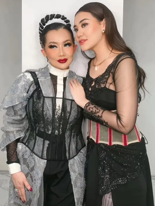 Aaliyah Massaid lewat beberapa unggahan foto dan video yang beredar memilih mengenakan kebaya modifikasi berwarna hitam. Diberi sentuhan obi di bagian luar perut. [Foto: Instagram/aliyahthariq]