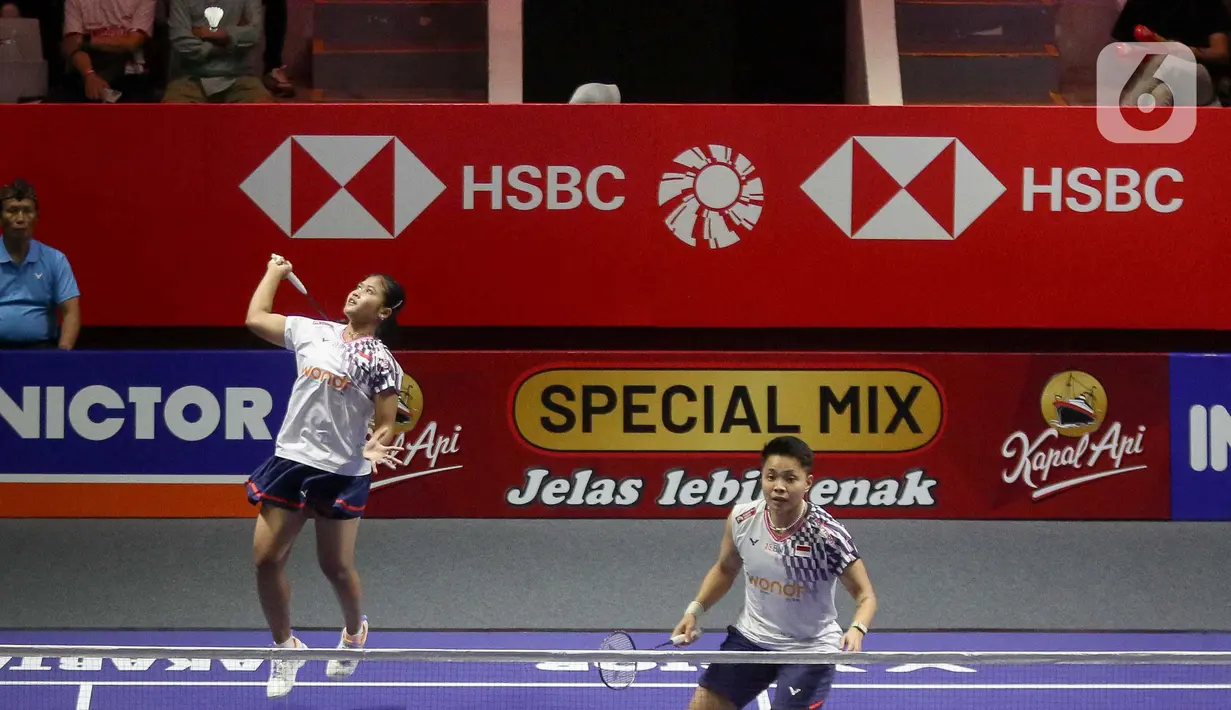 Dalam waktu 48 menit, Apriyani Rahayu/Febi Setianingrum yang baru dipasangkan awal tahun ini menunjukkan kekompakan hingga meraih kemenangan dua gim langsung dengan skor 21-16, 24-22. (Liputan6.com/Herman Zakharia)