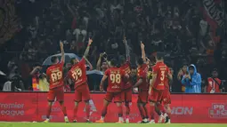 Persija berhasil menaklukkan Persebaya dengan skor 3-0 pada laga yang digelar pada Sabtu (11/4/2026). Tampak dalam foto, pemain Persija merayakan gol yang dicetak Allano Brendon De Souza Lima (keempat kiri) saat melawan Persebaya pada pertandingan pekan ke-27 BRI Super League 2025/2026 di Stadion Utama Gelora Bung Karno (SUGBK), Jakarta, Sabtu (11/4/2026). (Bola.com/Bagaskara Lazuardi)
