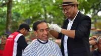 Presiden Joko Widodo atau Jokowi mengikuti cukur massal di Garut, Jawa Barat. (Instagram Sekretariat Kabinet)