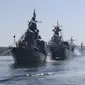 Sejumlah kapal perang Rusia saat mengikuti latihan untuk memperingati Hari Angkatan Laut di Simferopol, Krimea, Rusia, (24/7/2015). Hari Angkatan Laut Rusia ditetapkan sebagai Libur Nasional pada 26 Juli besok. (REUTERS/Pavel Rebrov)