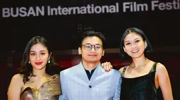 Dalam acara ini Yusuf Mahardika mewakili dua film sekaligus. Foto ini adalah Yusuf Mahardika bareng Zulfa Maharani dan Marissa Anita di film Crocodile Tears. (Liputan6.com/IG/@mahardikayusuf)