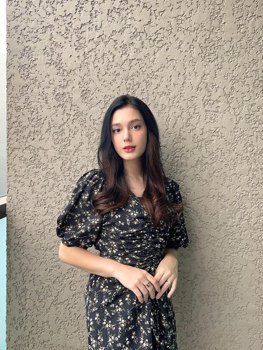 Mulai dari outfit polos sampai motif sering dikenakan oleh Yasmine Ow. Pakai dress floral warna hitam, penampilan Yasmine Ow ini makin anggun. Adanya karet di bagian pinggangnya, membuat istri Aditya Zoni ini semakin terlihat langsing. Rambut yang dibiarkan digerai, Yasmine sukses bikin pangling. (Liputan6.com/IG/@yxsmine.ow)