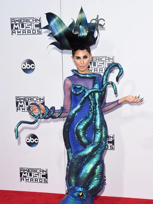 Musisi nyentrik Z Lala masuk ke dalam deretan gaun terburuk American Music Awards 2015. Tak heran, ia mengenakan gaun biru dengan bentuk gurita di bagian bawahnya. (AFP/Bintang.com)