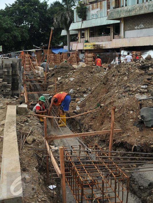 Pembuatan fondasi untuk TPS Pasar Rumput, Jakarta, Selasa (19/4) Ditargetkan, Pembangunan TPS rampung Juni mendatang. (Liputan6.com/ Gempur M Surya)
