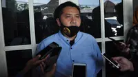 Media Officer Arema, Sudarmaji saat memberikan keterangan perkembangan pengaturan ulang kontrak pemain. (Iwan Setiawan/Bola.com)