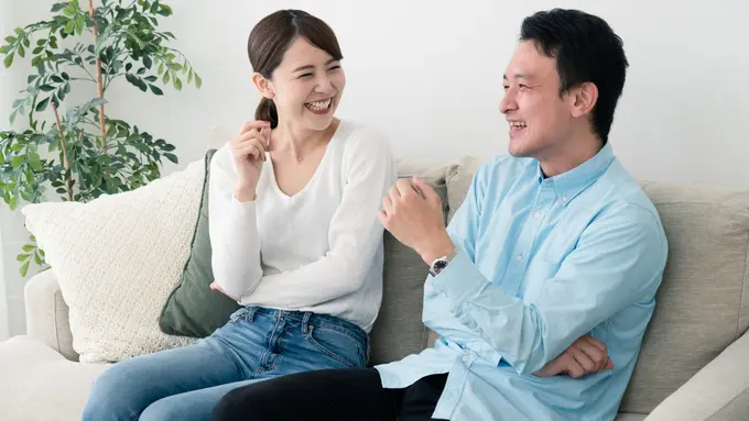 perempuan dan pasangan 7  juli tawa