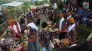 Warga bersiap mengikuti Sadranan Rejeban Plabengan di Lereng Gunung Sumbing, Temanggung, Jawa Tengah, Jumat (22/3). Dalam tradisi ini warga menggelar doa dan makan bersama di makam sesepuh. (Liputan6.com/Gholib)