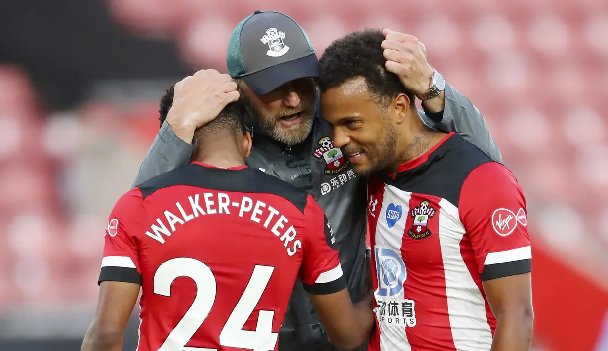 Pelatih Southampton, Ralph Hasenhuettl, merayakan kemenangan bersama Kyle Walker-Peters dan Ryan Bertrand usai menaklukkan Manchester City pada laga Premier League di Stadion St. Mary's, Minggu (5/7/2020). Manchester City takluk 0-1 dari Southampton. (AP Photo/Frank Augstein,Pool)