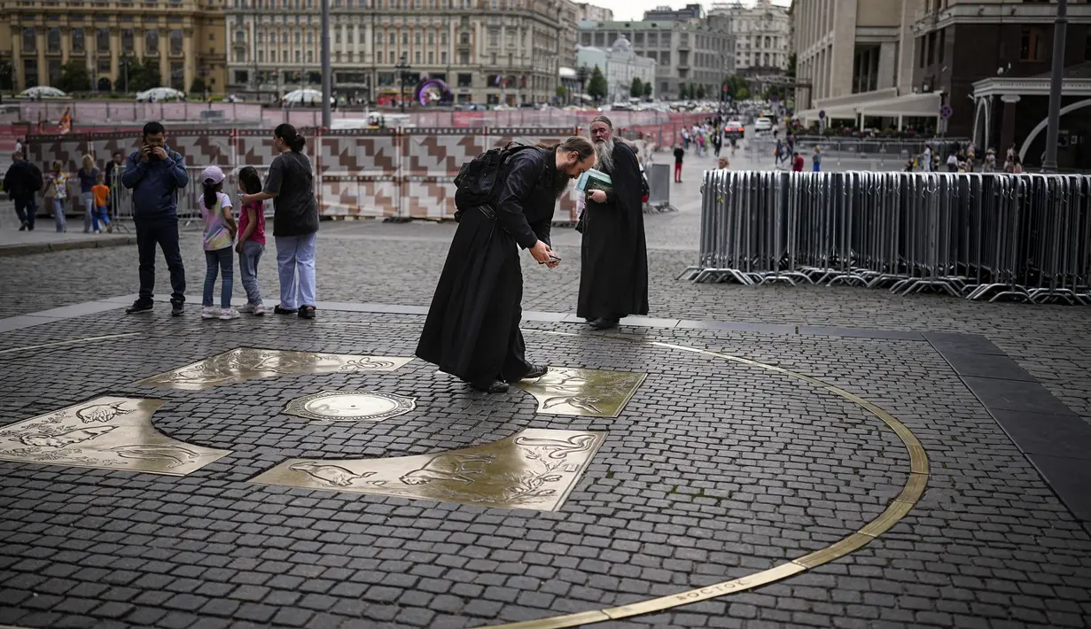Namun, Prigozhin mengatakan menarik mundur pasukan tentara bayarannya demi menghindari pertumpahan darah di Moskow, Rusia. (AP Photo/Alexander Zemlianichenko)