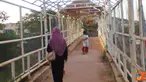 Citizen6, Batam: Kondisi Jembatan penyeberangan Tiban di kota Batam yang terletak diantara Tiban Kampung dan Tiban Center cukup memprihatinkan. Bagian atap banyak yang berlubang serta bagian bawah jembatan sudah mulai hancur. (Pengirim: Oscar Weynands)

