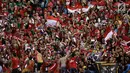 Suporter memberi dukungan kepada timnas Indonesia U-22 saat laga penyisihan Grup B melawan Timnas Vietnam U-22 di Stadion Selayang, Selangor, Selasa (22/8). Indonesia bermain imbang melawan Vietnam dengan skor 0-0. (Liputan6.com/Faizal Fanani)